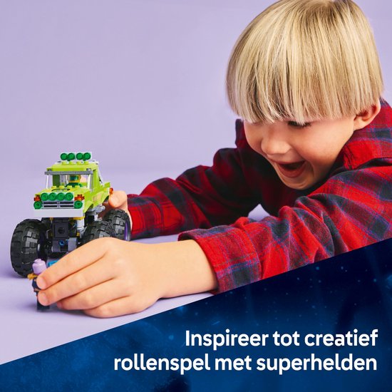 Jongen speelt met groene LEGO monster truck en paarse minifiguur.