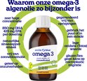 Bruin glazen flesje Arctic Blue Omega 3 met witte dop en oranje label. Groene cirkels met tekst eromheen. Tekst: "Waarom onze omega-3 algenolie zo bijzonder is. Zeer hoge concentratie. 850 mg DHA 425 mg EPA per dosering. Natuurlijke sinaasappel-smaak. Vrij van zonnebloemolie. Getest op onzuiverheden. Gegarandeerd vrij van oprispingen. Gebruik het puur of in een salade. Lage oxidatie (TOTOX) waarde. Glazen fles: geen kans op microplastic migratie."