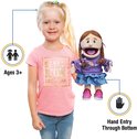 Meisje met blond haar en roze shirt naast poppenkastpop Amy.