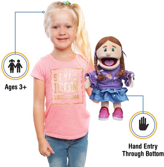 Meisje met blond haar en roze shirt naast poppenkastpop Amy.