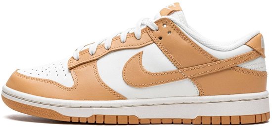 Witte Nike Dunk Low sneakers met lichtbruine leren overlays en een lichtbruine rubberen zool.