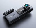 Zwarte dashcam met schuine lens, close-up.