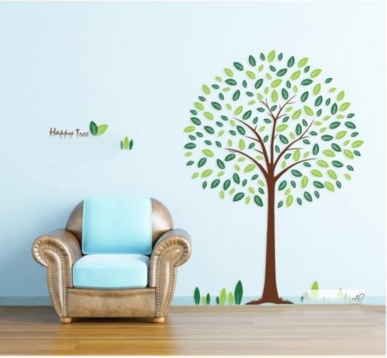 Arbre brun avec des feuilles vertes, à côté d'un fauteuil brun-bleu sur un mur bleu.