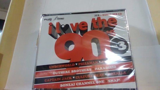 CD hoes met de tekst 'I Love the 90's vol. 3'. Grote rode 90.