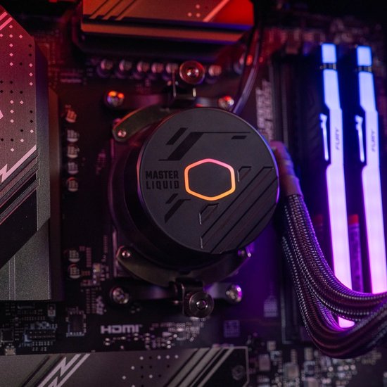 Close-up van de waterkoelingspomp van een computer met Cooler Master logo en paarse en oranje verlichting.