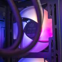 Verlichte computer ventilator met Cooler Master logo en roze en paarse gloed.