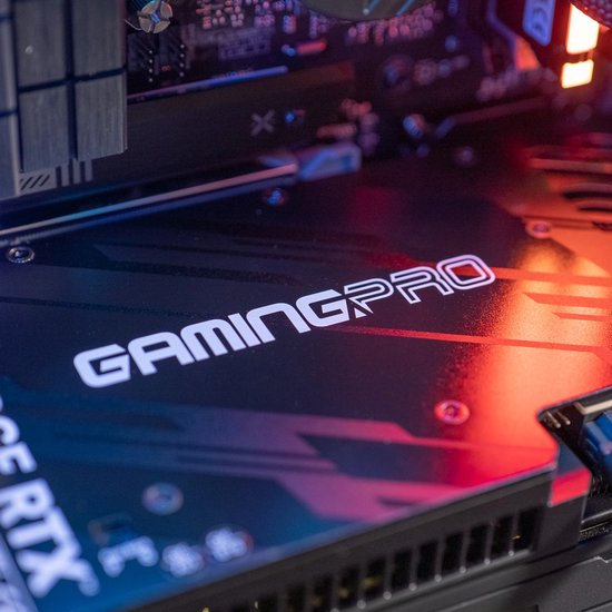 Close-up van de 'GAMINGPRO' belettering op de grafische kaart van een computer, met rode en blauwe verlichting.