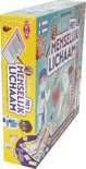 Zijkant van de speldoos 'Ik leer het menselijk lichaam' met illustraties en titel.