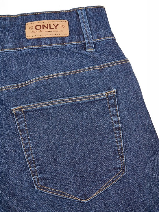 Achterkant van een blauwe spijkerbroek met het bruine ONLY "Blue Denim, anno 1995" label.