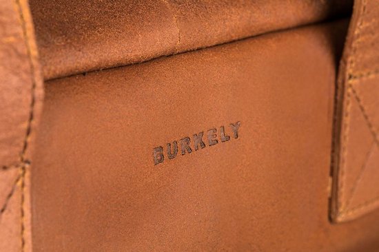Gedetailleerde close-up van het ingeperste 'BURKELY' logo op bruin leer.