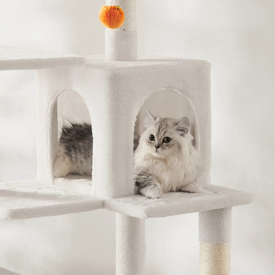 Deux chats dans des maisons blanches sur un arbre à chat blanc.