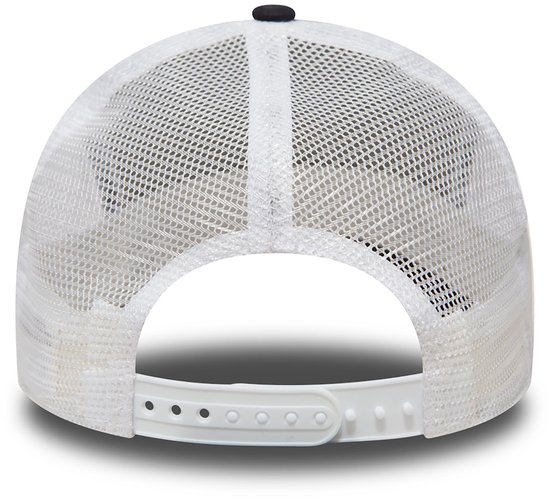 Arrière d'une casquette noire avec panneaux en mesh blanc et fermeture réglable.