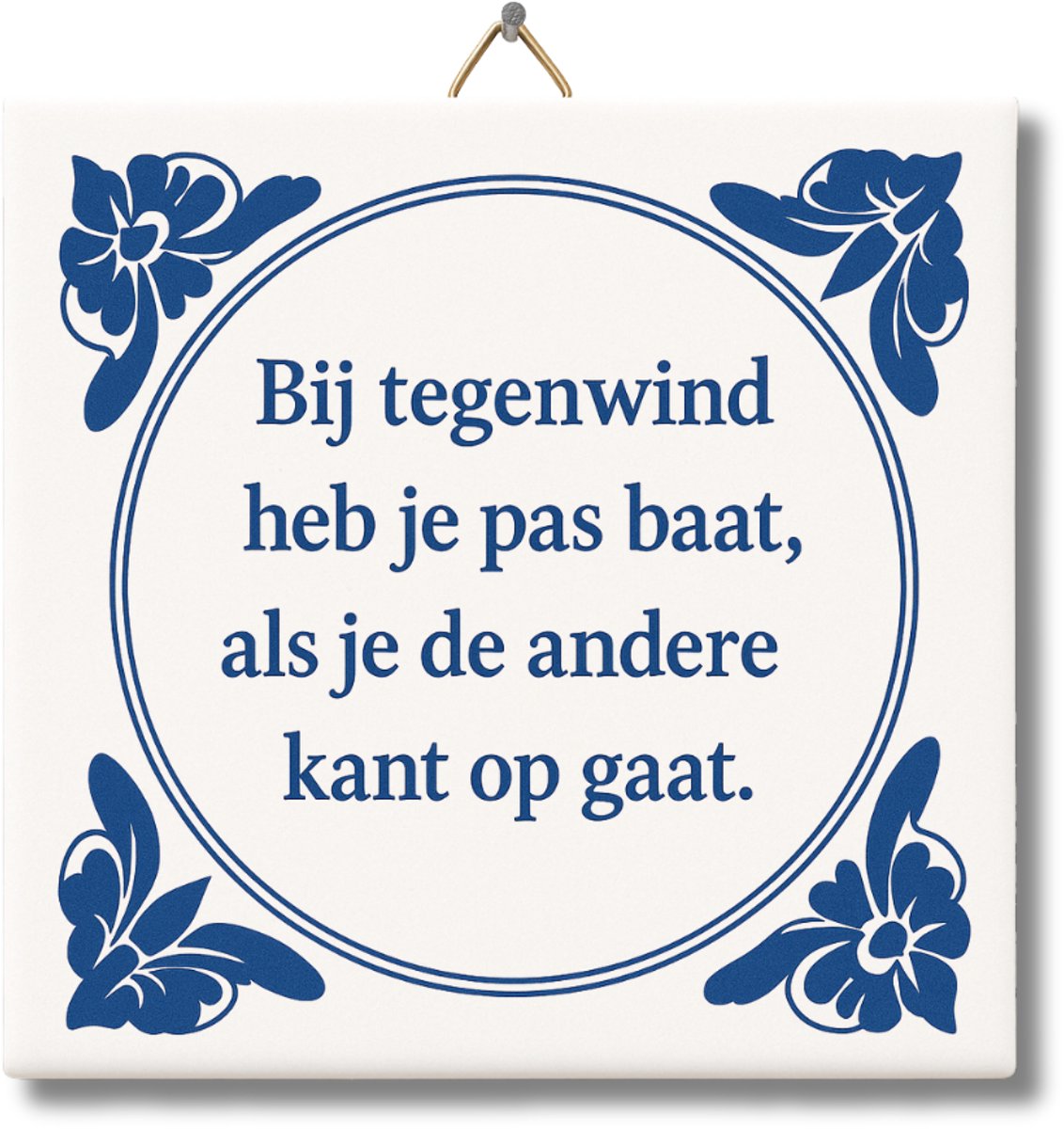 NietMokken.nl – Grappig tegeltje met tekst: "Bij tegenwind heb je pas baat, als je de andere kant op gaat." – 15x15 cm keramiek – Cadeau met knipoog – Delfts blauw – Inclusief ophanghaakje - Spreukentegeltje