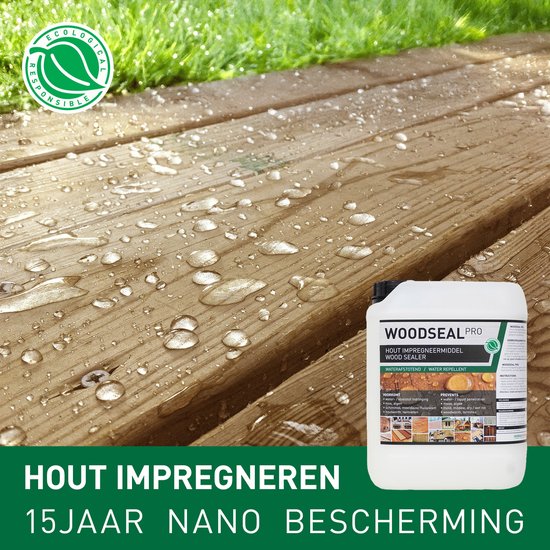 Houten vlonder met waterdruppels en fles Woodseal Pro. Tekst: Hout Impregneren 15 jaar nano bescherming.
