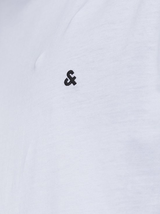 Detail van een wit T-shirt met een geborduurd zwart '&' logo op de borst.