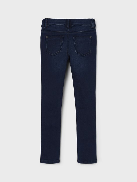 Achterkant van een donkerblauwe skinny jeans met nette naden.