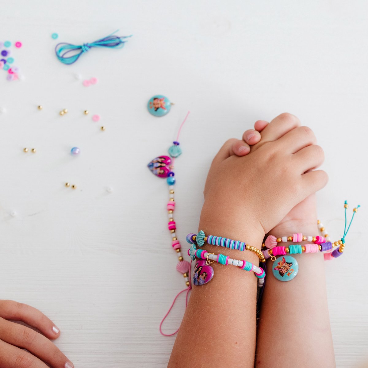 K3 Totum 4 Letter armbandjes maken Totum sieradenset Studio 100 knutselset creatief speelgoed meisjes vanaf 3 jaar - Studio 100 sieraden knutselen — afbeelding 6