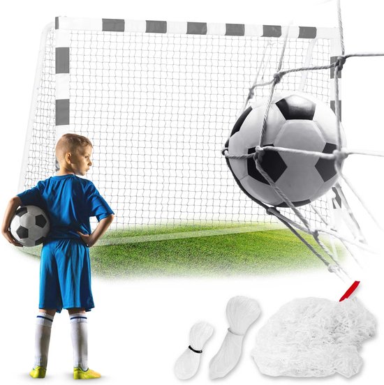 Jongen in blauw voetbaltenue met bal, kijkt naar een voetbal in een net, met een doel op de achtergrond.