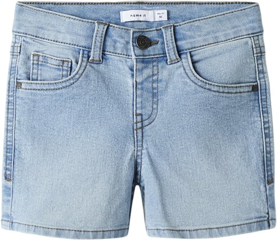 Short en jean bleu clair avec bouton et fermeture éclair, cinq poches et délavage léger.