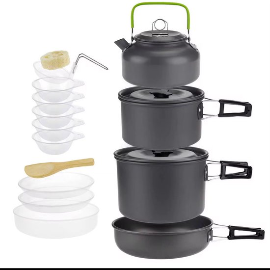 Ensemble de casseroles de camping grises empilées : bouilloire, casserole avec couvercle, poêle. À gauche, petits bols blancs et spatule en bois.