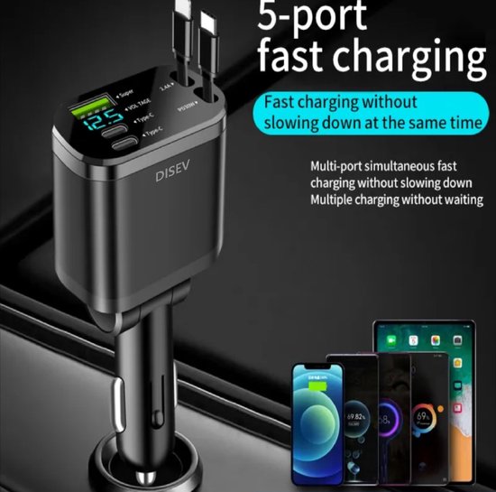 Zwarte 5-poorts snellader autolader met twee USB-C kabels en een digitale weergave, naast smartphones en tablets.