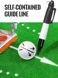 Zwarte marker met witte band en clip, gebruikt om een golfbal op kunstgras te markeren met pijlen in een rechte lijn.