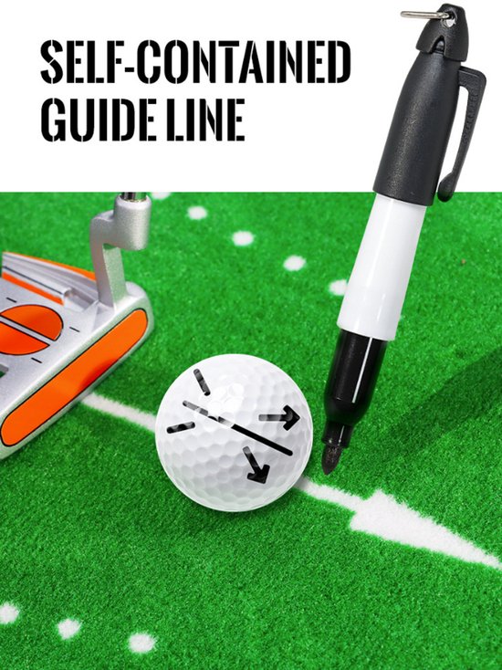 Zwarte marker met witte band en clip, gebruikt om een golfbal op kunstgras te markeren met pijlen in een rechte lijn.