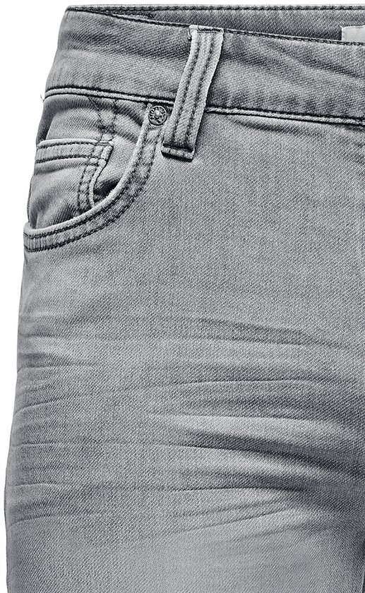 Detail van de tailleband en zak van een grijze denim short.