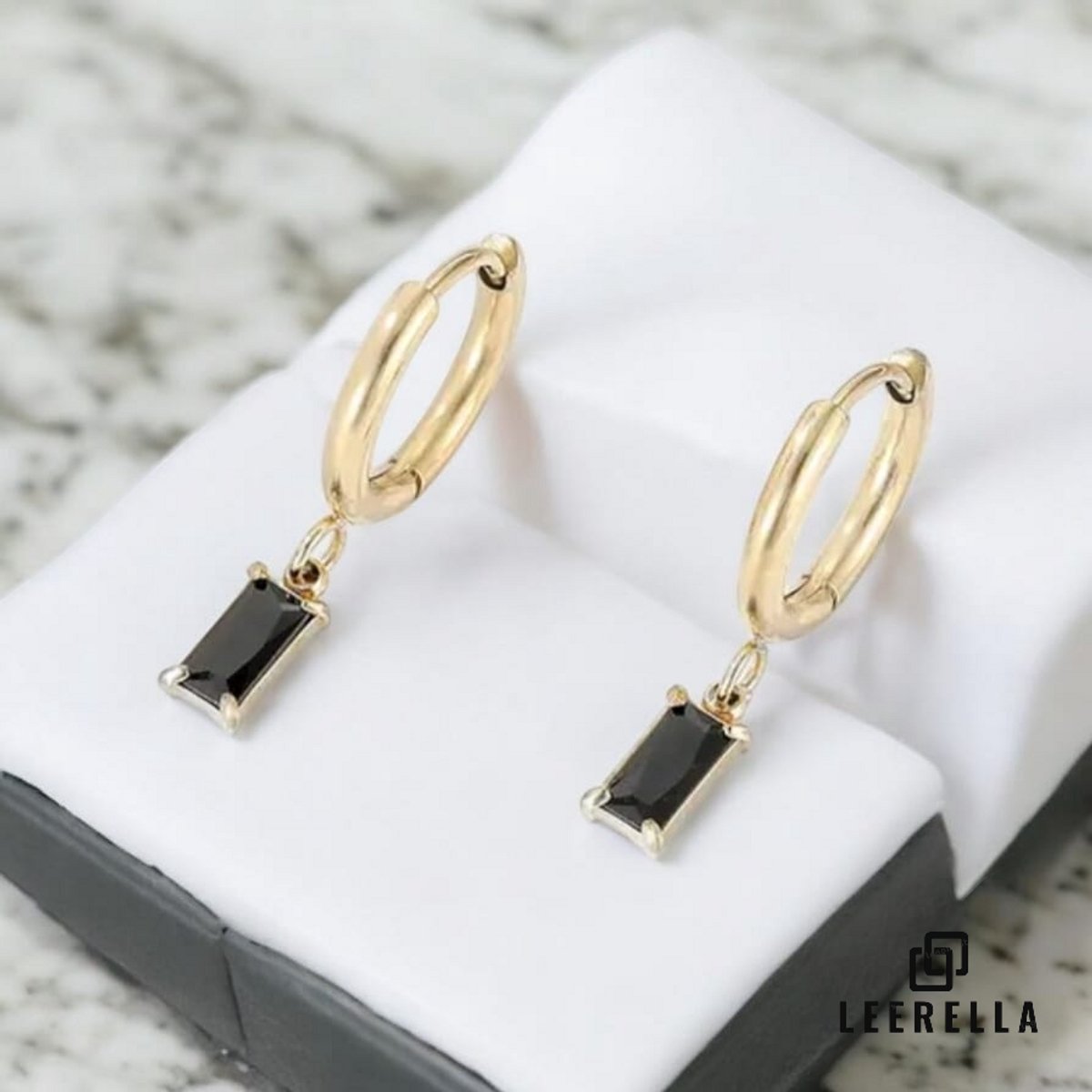 Leerella Luxe Oorringen Goudkleurig van Roestvrij Staal met Sprankelende Zwart Zirkonia – Tijdloze Klasse met een Moderne Twist
