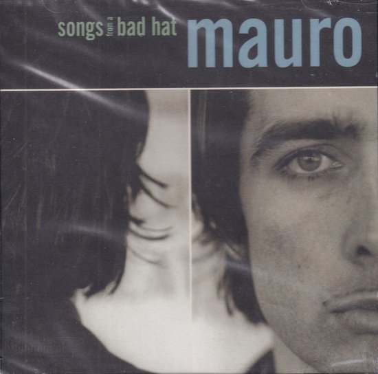 Albumhoes 'Songs From A Bad Hat' van Mauro. Een zwart-wit afbeelding van de helft van een gezicht, met de tekst 'mauro songs from a bad hat'.