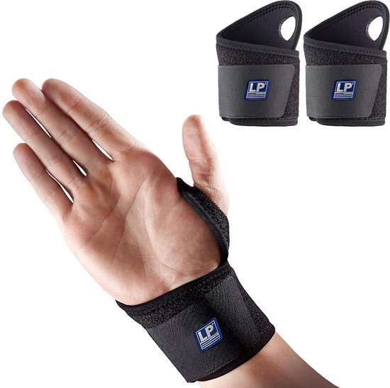Zwarte polsband van LP Support om een hand met polsband en duimlus.