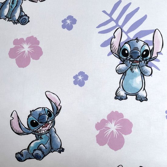 Dichtbij opname van een wit hoeslaken met Stitch die lacht, omringd door paarse en roze bloemen en bladeren.