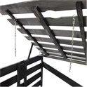 Detail van een opgeklapt deksel met metalen ketting voor een grijze houten containerberging.