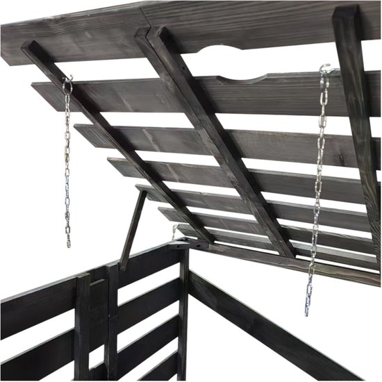 Detail van een opgeklapt deksel met metalen ketting voor een grijze houten containerberging.