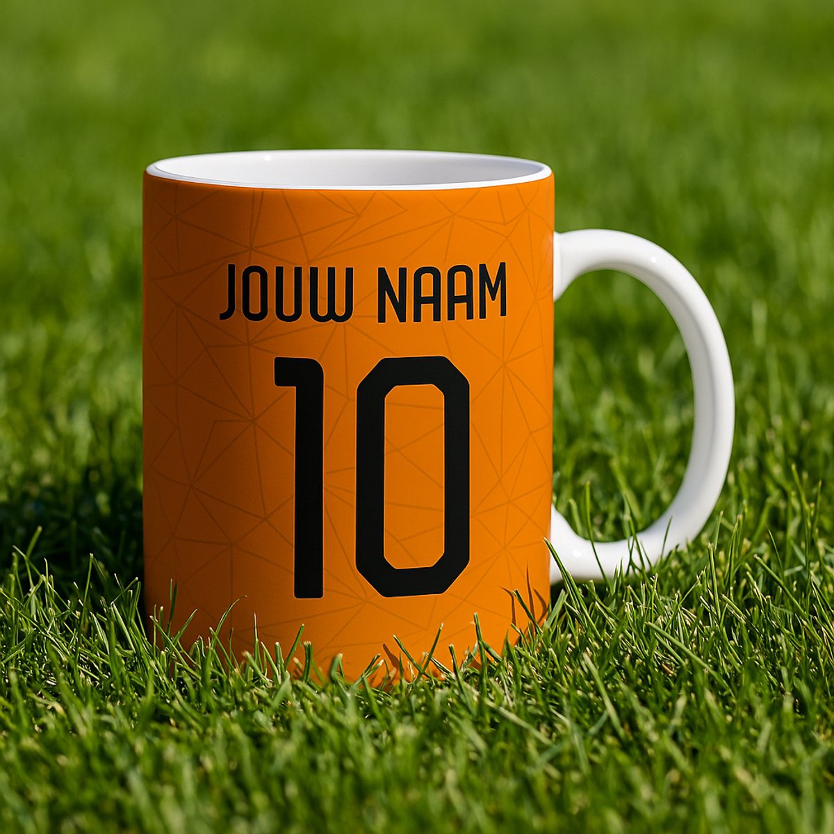 Oranje Voetbal Mok - WK Voetbal - Gepersonaliseerd Met jouw Naam en Nummer - Voetbal Shirt Op Mok - Holland - 325 ml - Koffiemok - Voetbal Cadeau