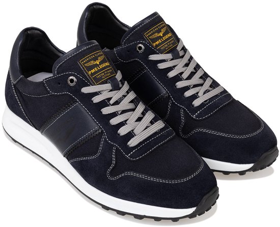 Paar donkerblauwe PME Legend sneakers, van suède en textiel, met witte stiksels en grijze veters.