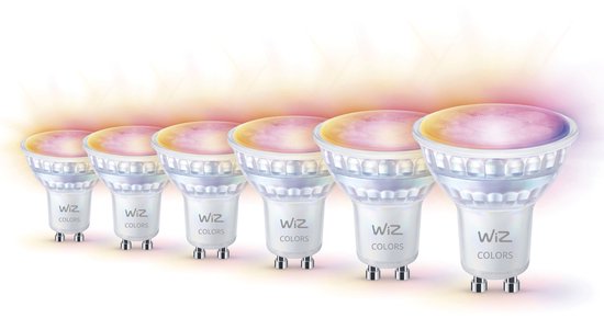 Zes witte GU10 LED-lampen naast elkaar, alle met veelkleurig licht.