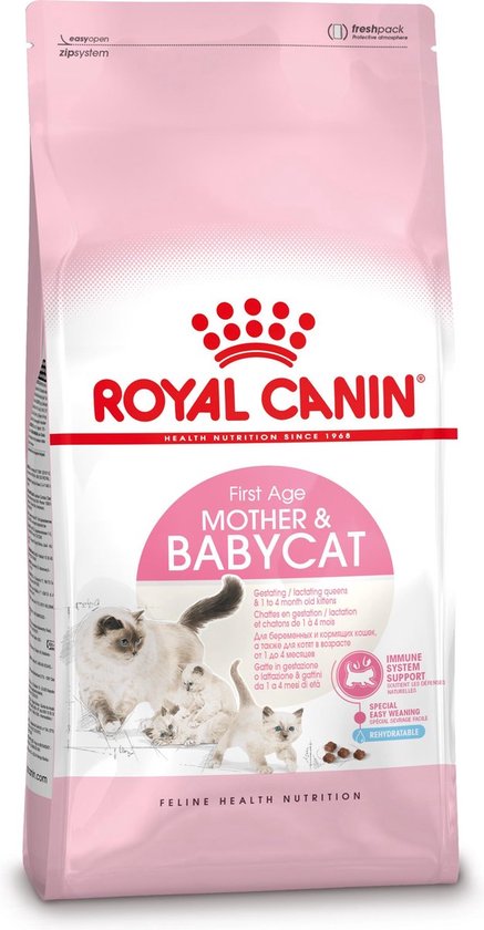 Een roze verpakking Royal Canin voer met de tekst 'First Age Mother & Babycat'. Afbeelding van een moederkat met kittens.