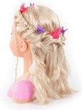 Zijaanzicht van blond kaphoofd met vlechten, krullen en roze en paarse kroontjes.