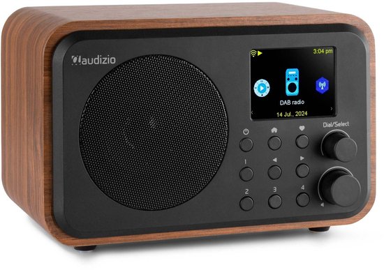 DAB radio met houten behuizing, zwart front met luidspreker, display en bedieningsknoppen.