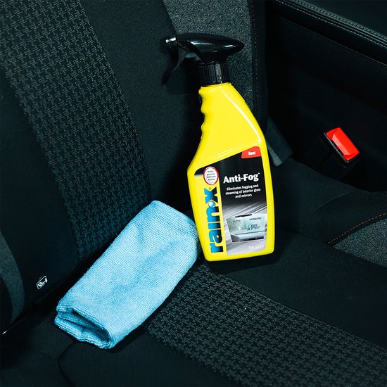 Gele Rain-X Anti-Damp sprayflacon naast een blauwe microvezeldoek op autostoelen.