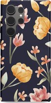Casetastic Hoesje Geschikt voor Samsung S24 Ultra - Stijlvolle Beschermende Duo-layer Case - Bloemen Nacht