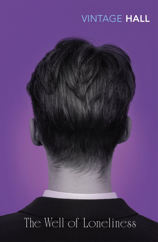 Achterkant van een man met zwart haar en een pak, met de titel 'The Well of Loneliness' op een paarse achtergrond.