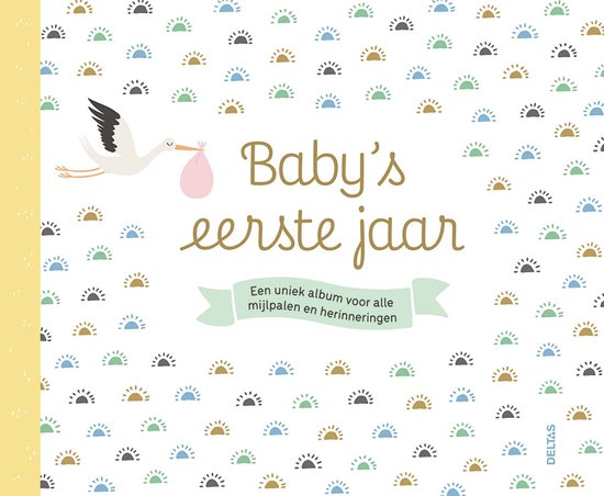De kaft van het babyalbum "Baby's eerste jaar" heeft een ooievaar die een roze wikkel met een baby draagt. De tekst "Baby's eerste jaar" en "Een uniek album voor alle mijlpalen en herinneringen" staat er ook op. De achtergrond is versierd met kleine zonnetjes in blauw, bruin, groen en grijs.