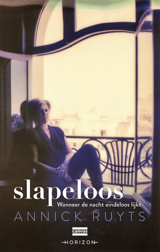Vrouw zit op een stoel bij een raam met uitzicht op een balkon. Titel: slapeloos. Annick Ruyts.