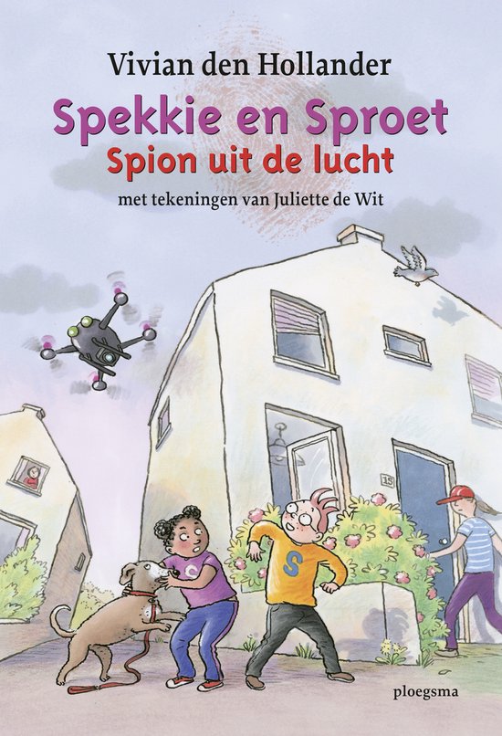 Boekomslag met de titel 'Spekkie en Sproet - Spion uit de lucht'. Kinderen en een hond kijken naar een drone boven huizen.
