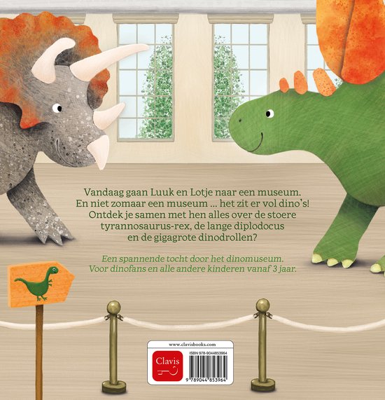 Twee dinosaurussen, een Triceratops en een T-Rex, kijken elkaar aan in een museum. Een bordje met een dinosaurus staat vooraan.
