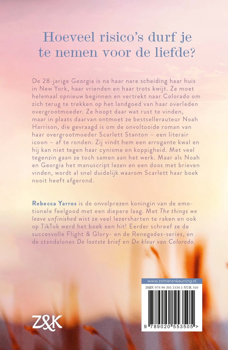 Achterkant boek 'The things we leave unfinished'. Tekst over het verhaal, auteur Rebecca Yarros en uitgever Z&K.