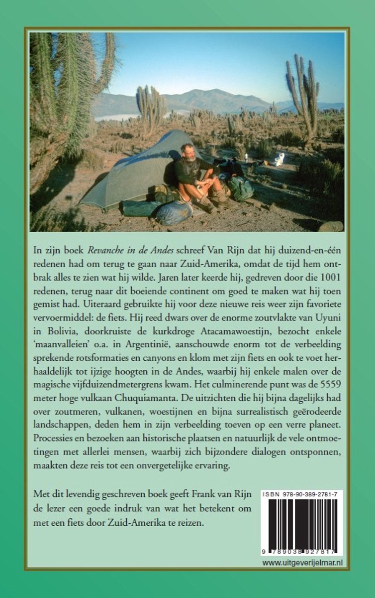 Man zit naast een tent met een rugzak, met cactussen en bergen op de achtergrond.