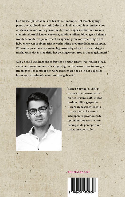 Zwart-wit portret van auteur Ruben Verwaal, met bril en grijs overhemd.